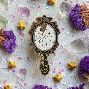 BROKEN MIRROR enamel pin. Gold finish, hard enamel. Green witch pin. glitter. spooky vibes pins. witchy accessories. Crystal, clayrvoyant.