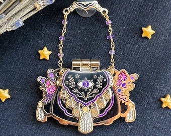 TASCHE MIT STERNEN. Harte Emaille Pin. Goldfinish. Hexennadel. Glitzer. gruselige Vibes. zauberhafte Accessoires. Kristall. Amethyst. Pin mit Scharnieren.