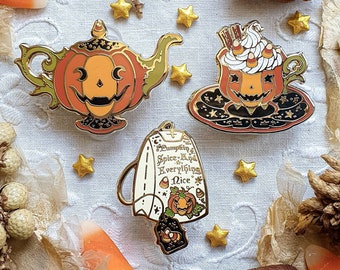 SPOOKY TEA SET mini Emaille Pins. Emaille Pin. witchy Anstecker. Teekanne, Teetasse, Teefilter Emaillestifte. Glitzer. Brosche. Kürbis Gewürz Milchkaffee.