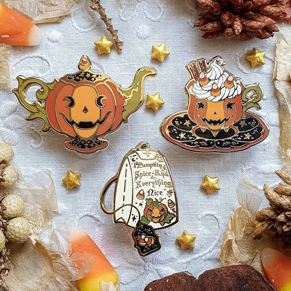 SPOOKY TEA SET mini épingles en émail. Épingle en émail dur. épingle de sorcière. Théière, tasse à thé, épingles à filtre en émail. Paillettes. Broche. Latte épicé à la citrouille.