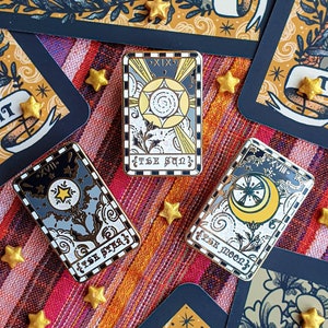 CELESTIAL TAROT KARTEN. Emaille Pin. hart Emaille Pin. witchy Anstecker. Alles sehende Auge Emaille Pin. Glitzer. Die Sonne. Der Mond. Der Stern. Brosche.