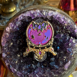 CRYSTAL BALL enamel pin. Gold finish, hard enamel. Green witch pin. glitter. spooky vibes pins. witchy accessories. Crystal, clayrvoyant.