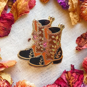BOTTES DE SORCIÈRE. Épingle en émail dur. Bottes de sorcière en cuir Cottagecore. Accessoire fantaisiste inspiré de la nature. Épinglette dorée. Sorcière verte. Feuilles.