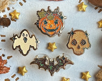 SPOOKY FREUNDE mini Emaille-Pins. Emaille Pin. witchy Anstecker. Fledermausgeist und Candy corn Emaille Pins. Glitzer. Brosche. Mini Pins Set.