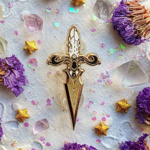 ATHAME CON RUNAS Acabado dorado. Pin de esmalte duro. Pin de bruja verde. Brillantina. Pins con vibraciones espeluznantes. Accesorios de brujería. Cristal. Arcilla vidente. Brujería.