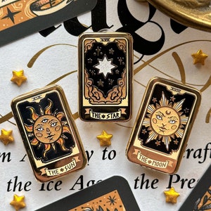 CARTAS DE TARÔ CELESTIAL. broche de esmalte. broche de esmalte duro. broche de bruxa. broche de esmalte Olho que tudo vê. Glitter. O sol. A lua. A estrela. Broche.