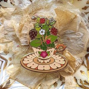 JARDINIÈRE EN TASSE DE THÉ FRAISE. Épingle en émail dur. Épingle de sorcière. Épinglette automne en émail. Jeu d'épingles. accessoires tendance. Broche. Mini épingles. Théière. Thé.