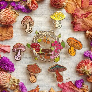 MINI ÉPINGLES CHAMPIGNONS. Épingle en émail dur. Épingle de sorcière. Épinglette automne en émail. Jeu d'épingles. accessoires tendance. Broche. Mini épingles. Théière. Thé.