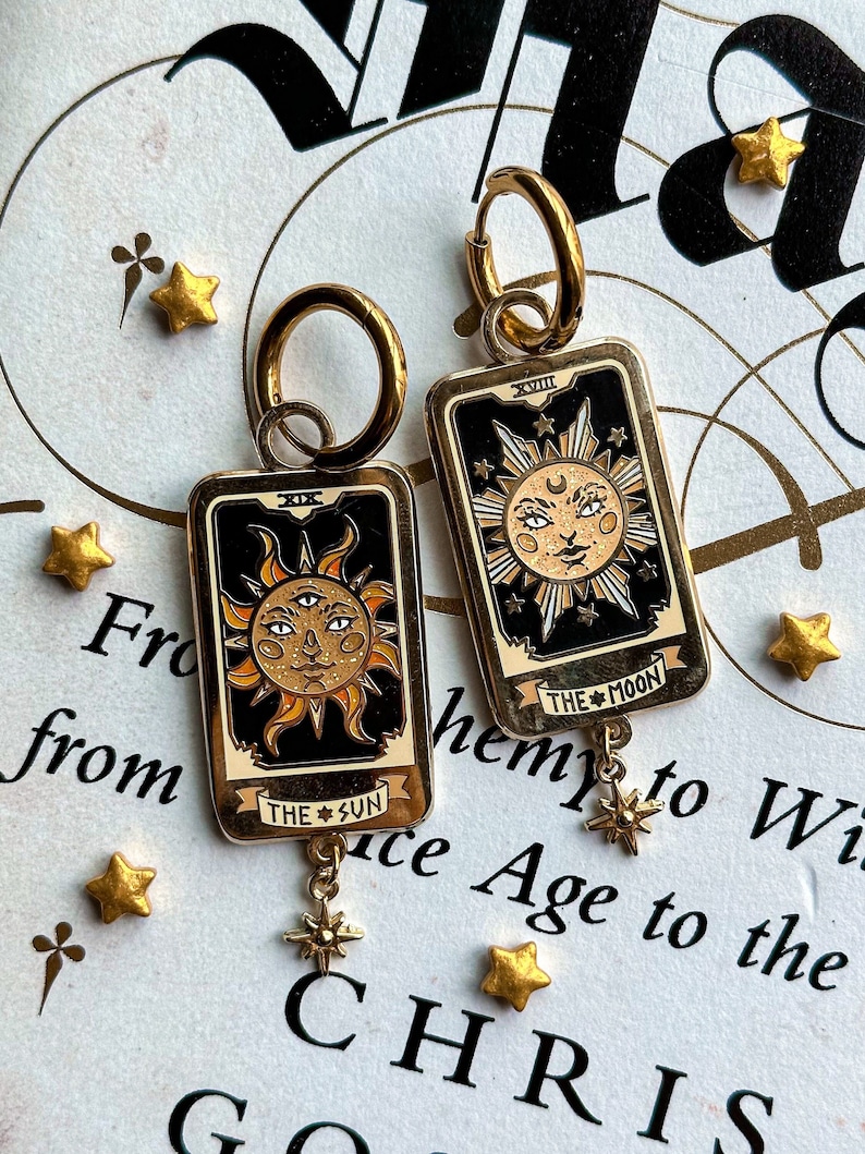 BOUCLES D'OREILLES CARTES DE TAROT. épingle en émail. Finition dorée, émail dur. Épingle verte de sorcière. paillettes. Épingles effrayantes. accessoires de sorcellerie. Dark Academia. image 1