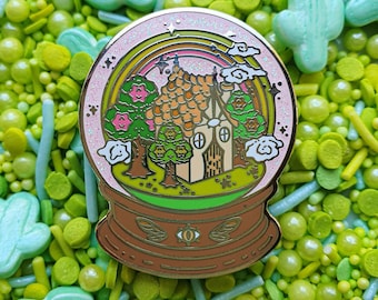 SUMMER Cottage in the woods Emaille Pin. Goldfinish. Glitzerdetails. Regenbogen. Schneeglobe Anstecknadel. Hexerei. Gruselige Vibes. Cottagecore