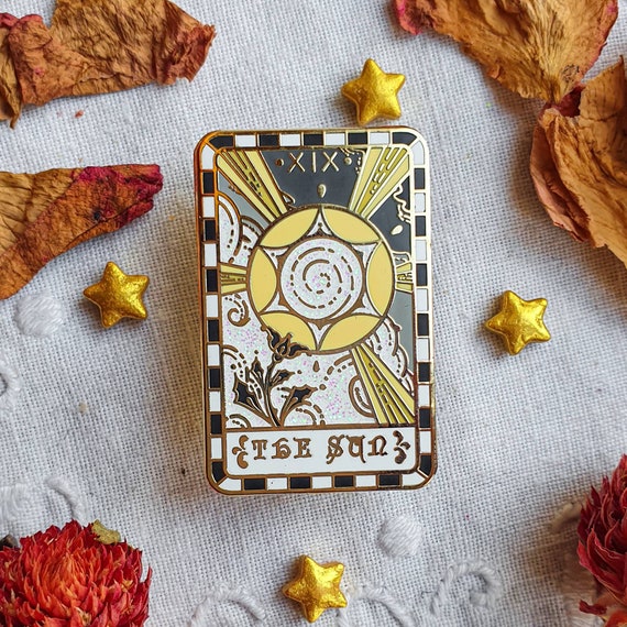 Broche émaillée Sablier Et Lune – Pendentif Tarot/or Rose – Création Artisanale The Dwindling Hourglass