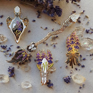 LAVENDEL HEXE SET.  hart Emaille Pin. witchy Anstecker. Alles sehende Auge Emaille Pin. Glitzer. Hexenbesen. Brosche. Böser Blick Kugel.