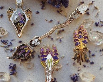 LAVENDEL HEKS SET. harde emaille pin. heksenspeld. Alziende oog emaille pin. Glitters. heks bezem. Broche. Boze oogbal.