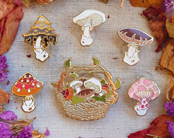 SET DI SPILLE FUNGHI. perno in smalto duro. Perno del nucleo del cottage. Spilla smaltata con funghi. Scintillio. accessori di dichiarazione. Spilla. Cerchio delle fate. Amanita.