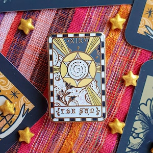 LE SOLEIL. Broche en émail de carte de tarot. broche en émail dur. épingle de sorcière. Épingle en émail pour tous les yeux. Briller. Le soleil. La lune. L'étoile. Broche. Voyant.
