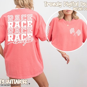 Könnte beinhalten: Ein korallenfarbenes T-Shirt mit dem weißen Schriftzug "RACE RACE RACE day" und Schachbrettflaggen-Grafiken. Die Ärmel haben Schachbrettmuster. Das Shirt trägt auch die Texte "Trendy Digital Designs" und "Crafty Guttables".