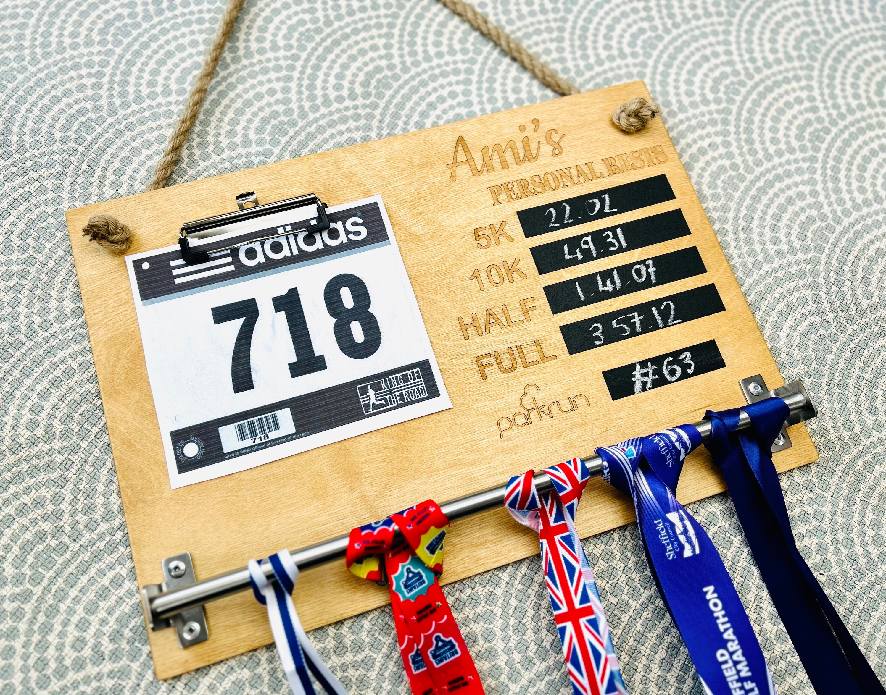 Porte-médailles Sportif En Bois Massif Et Ardoise - Fait Main En France, Idéal Pour Triathlon & Marathon