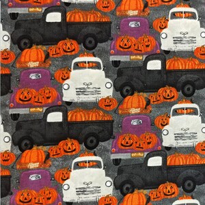 Könnte beinhalten: Ein nahtloses Stoffmuster mit einem sich wiederholenden Design von Vintage-Pickups, die Kürbisse transportieren. Die Trucks sind schwarz, weiß und lila mit einem "Pumpkin Patch"-Schild auf der Rückseite. Die Kürbisse sind orange mit Kürbisgesichtern.