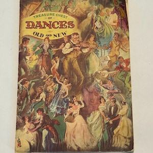 Puede incluir: Portada de libro vintage titulada "Treasure Chest of Dances Old and New". La portada presenta una colorida ilustración de personas bailando con ropa de época, con un violinista en el centro. El libro tiene un aspecto desgastado.