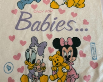 Manta vintage de Disney Babies para bebé niño pequeño con Mickey, Minnie, Donald, Pluto y Daisy, en blanco y rosa con corazones. Aprox. 42” x 54”