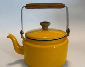 Tetera de esmalte vintage color amarillo dorado estilo casa de campo con mango de madera