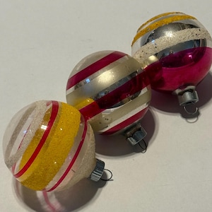 Vintage glänzende Brite Merkurglasverzierung x 3 rosa gelb gestreifte Weihnachtskugel