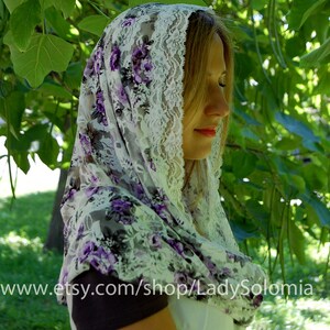 K&ouml;nnte beinhalten: Eine wei&szlig;e Spitzenkopfbedeckung mit einem Blumenmuster aus violetten und schwarzen Rosen. Der Stoff ist halbtransparent und hat einen gewellten Spitzenrand. Der Text www.etsy.com/shop/LadySolomia ist im unteren Bereich aufgedruckt.