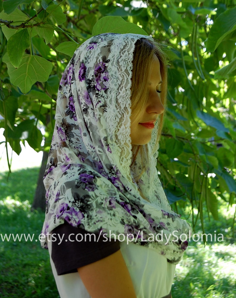 K&ouml;nnte beinhalten: Eine wei&szlig;e Spitzenkopfbedeckung mit einem Blumenmuster aus violetten und schwarzen Rosen. Der Stoff ist halbtransparent und hat einen gewellten Spitzenrand. Der Text www.etsy.com/shop/LadySolomia ist im unteren Bereich aufgedruckt.