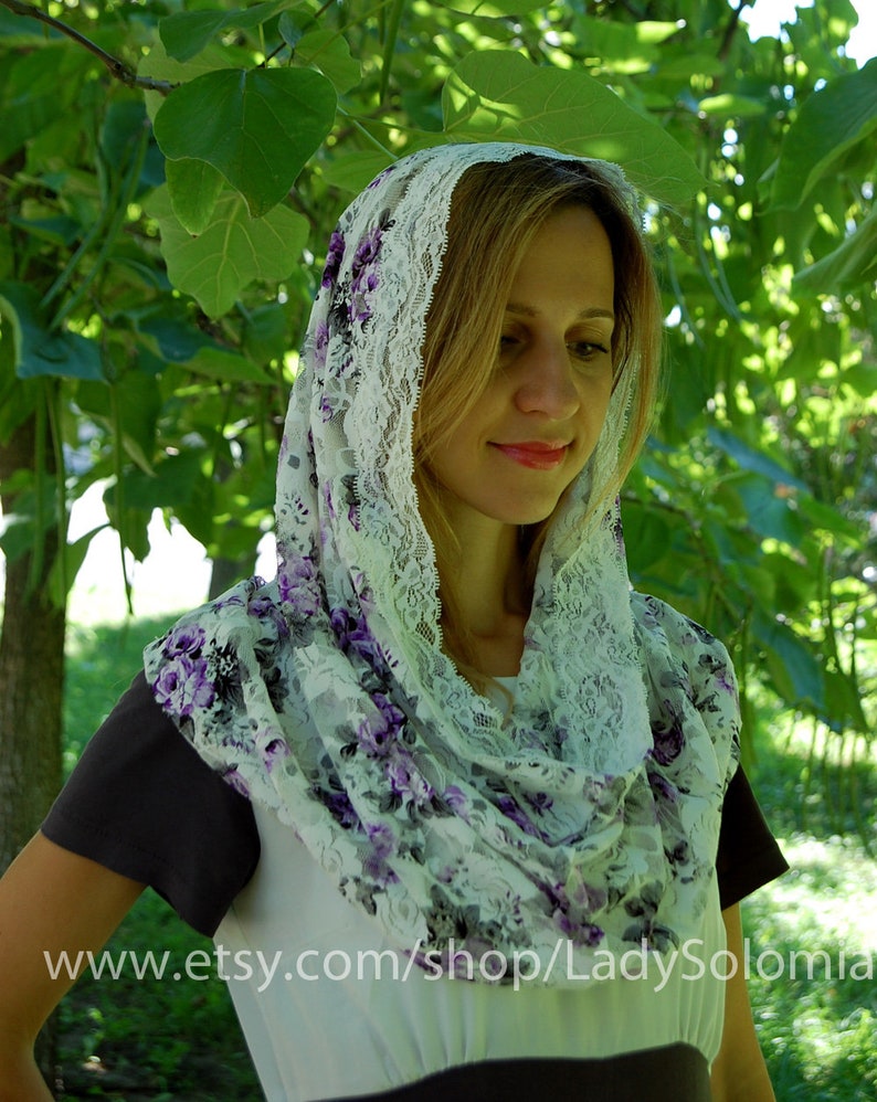K&ouml;nnte beinhalten: Eine wei&szlig;e Spitzenkopfbedeckung mit einem Blumenmuster in Lila- und Gr&uuml;nt&ouml;nen. Der Stoff ist leicht und halbtransparent und liegt &uuml;ber Kopf und Schultern. Der Text www.etsy.com/shop/LadySolomia ist im unteren Bereich zu sehen.