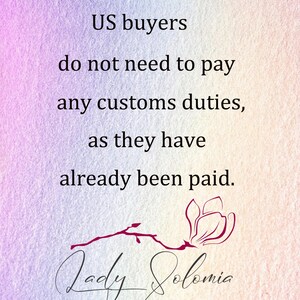 Puede incluir: Un fondo texturizado con un suave degradado de morado, rosa y naranja. El texto dice: US buyers do not need to pay any customs duties, as they have already been paid. Debajo hay una ilustraci&oacute;n floral rosa oscuro y el texto Lady Solomia.