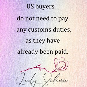 K&ouml;nnte beinhalten: Ein texturierter Hintergrund mit einem sanften Farbverlauf in Lila, Rosa und Orange. Der Text lautet: US buyers do not need to pay any customs duties, as they have already been paid. Darunter eine dunkelrosa Blumenillustration und Lady Solomia.