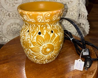 Retired scentsy golden yellow sunflower wax pot ! Full size and tested
