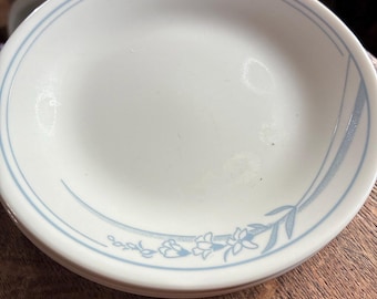 Lot de 4 assiettes à dessert corelle pain aux lys bleus 6 3/4 po. de diamètre