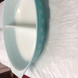 1 Vintage Pyrex snowflake casserole, one and a half quart turquoise color