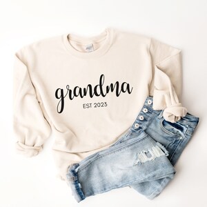 Personalized Grandma Sweatshirt EST 2022 2023 | Grammy Sweatshirt | Mimi Pullover | New Grandma Crewneck | Pregnancy Announce