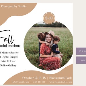 Könnte beinhalten: Werbung für Mini-Fotoshootings im Herbst. Das Design zeigt eine dreiköpfige Familie auf einem Feld mit überlagertem Text. Der Text enthält "Fall mini sessions", Details zur Sitzung und Kontaktinformationen. Das Farbschema ist neutral mit Braun und Weiß.