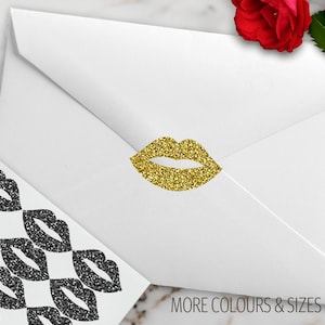Puede incluir: Un sobre blanco con una pegatina de labios con purpurina dorada en la solapa. Una hoja separada muestra varias pegatinas de labios con purpurina negra. El texto "CONFETTI BARN" aparece arriba a la izquierda y "MORE COLOURS & SIZES" en la parte inferior.