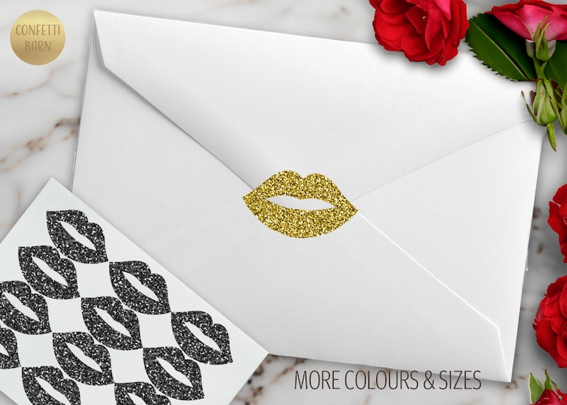 Puede incluir: Un sobre blanco con una pegatina de labios con purpurina dorada en la solapa. Una hoja separada muestra varias pegatinas de labios con purpurina negra. El texto "CONFETTI BARN" aparece arriba a la izquierda y "MORE COLOURS & SIZES" en la parte inferior.