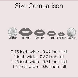 Puede incluir: Una tabla de comparaci&oacute;n de tama&ntilde;os con cuatro iconos de labios gris oscuro etiquetados como 0.75 pulgadas, 1 pulgada, 1.25 pulgadas y 1.5 pulgadas. Se muestran dos monedas para escala. El texto enumera anchos y alturas en pulgadas.