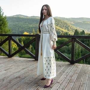 Abiti tradizionali ucraini da donna ricamati. Moderno abito lungo beige floreale. Semplice caftano slavo minimalista. Regalo di abbigliamento boho per le feste.