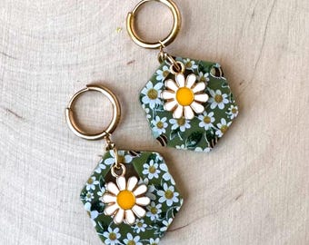 Daisy dangle earrings, spring jewelry, Mothers Day gifts, summer earrings, earrings for mom, gifts for her, cute earrings, summer jewelry