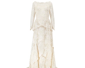 Vestido de novia blanco de encaje de los años 60 con volantes y cola