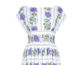 Vestido blanco de algodón con estampado floral de rosas, estilo años 50.