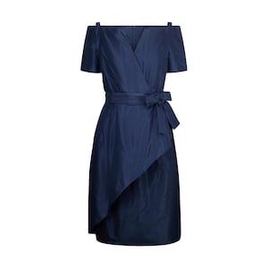 Puede incluir: Vestido azul marino con hombros descubiertos, corpiño cruzado y cinturón a juego. El vestido presenta mangas cortas y una falda asimétrica hasta la rodilla. La tela tiene un brillo sutil, ideal para una ocasión especial.