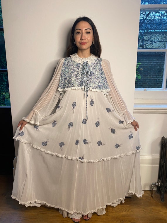 1970s Gina Fratini White and Blue Floral Cotton M… - image 8