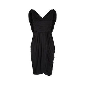 Puede incluir: Un vestido negro sin mangas con un diseño drapeado y fluido. El vestido tiene un escote en V y un corpiño ajustado.
