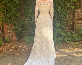 1960年代の白いレースのティアードウェディングドレス（トレーン付き