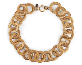 Collar con cadena de Chanel de los años 90 con logo dorado en relieve, en su caja original.