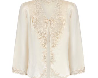 Blusa de encaje de seda color crema bordada a mano de la década de 1930 con elaborados botones.