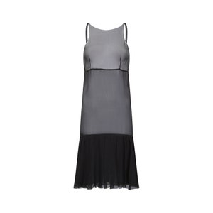 Pode incluir: Um vestido de slip preto transparente com uma bainha franjada.